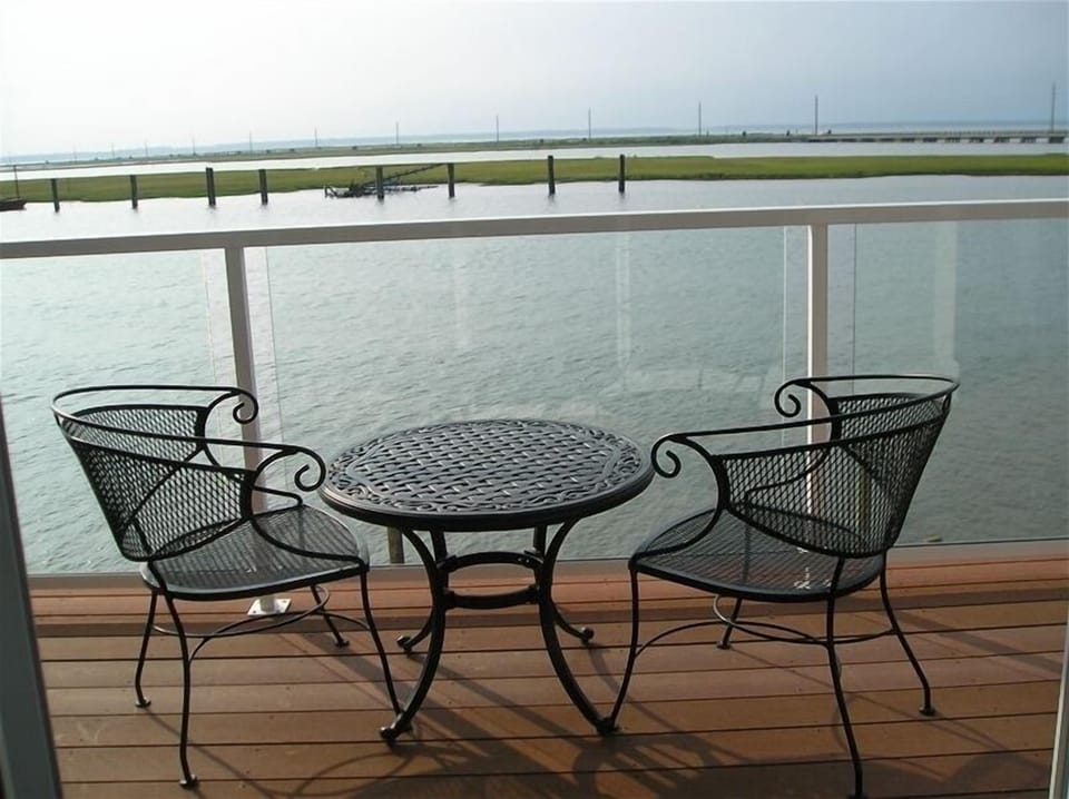 Corner-end unit: This balcony is completely private and has a panoramic view!