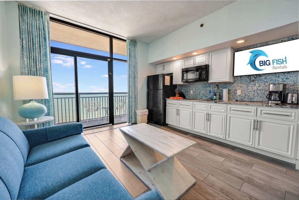 Amazing Living Room, Beautifully Decorated, Stunning Views🌊☀️
