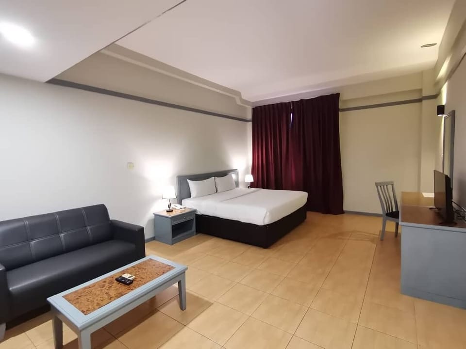 Deluxe Room | Minibar, desk, soundproofing, iron/ironing board