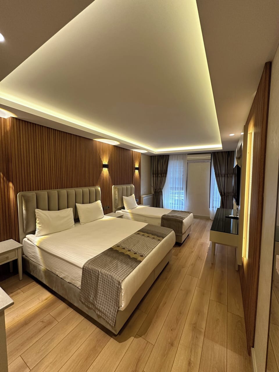 Deluxe Room | Minibar, in-room safe, desk, free WiFi
