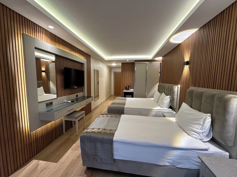 Deluxe Room | Minibar, in-room safe, desk, free WiFi