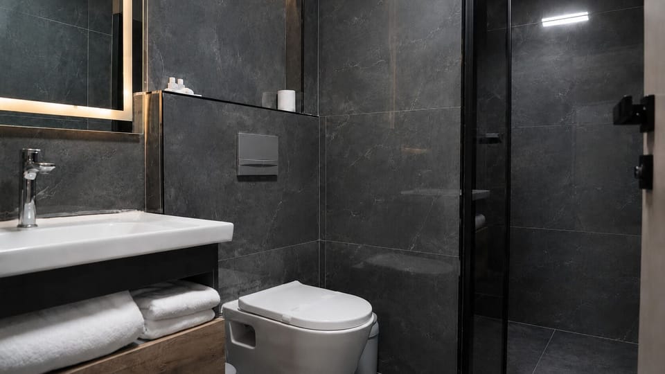 Corner Room with Lake View | Bathroom | Shower, free toiletries, hair dryer, slippers