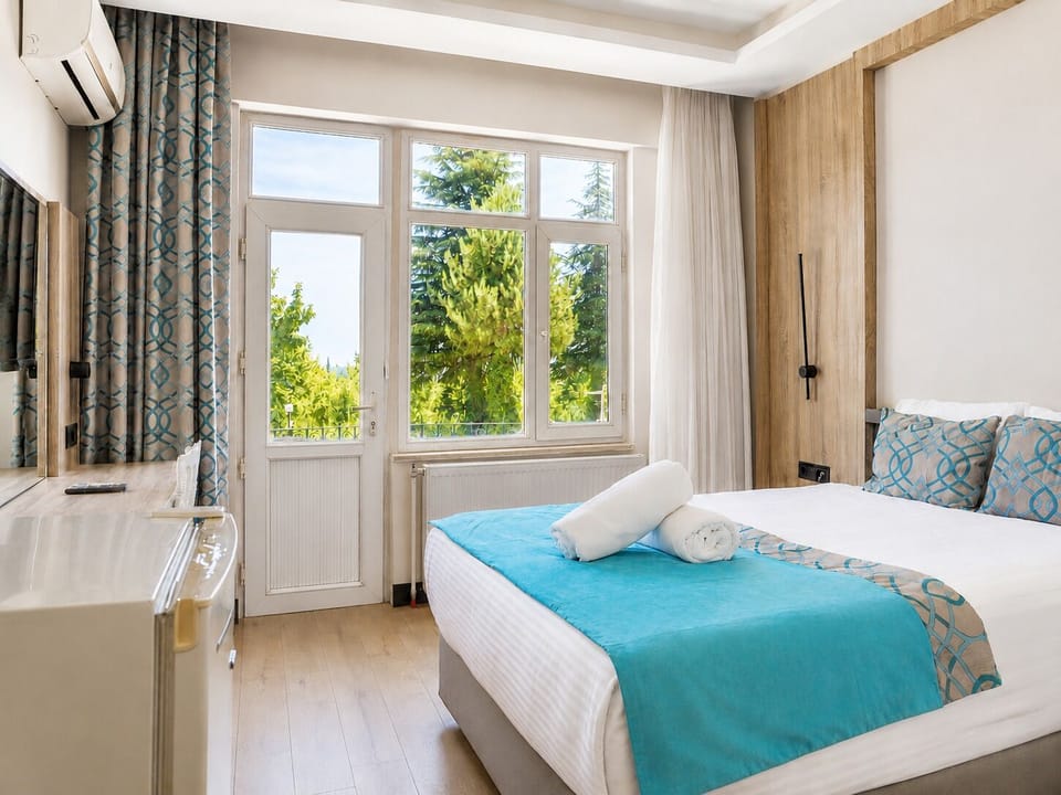 Standard Room with Lake View | Premium bedding, minibar, in-room safe, desk