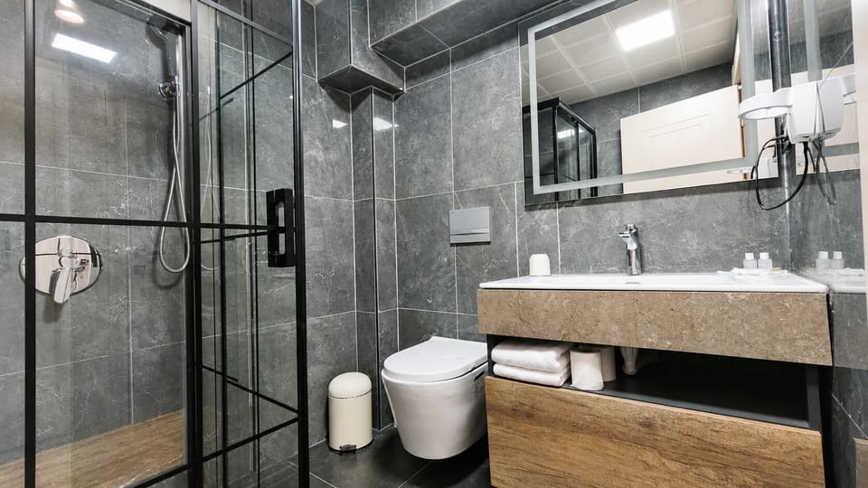 Standard Room with Lake View | Bathroom | Shower, free toiletries, hair dryer, slippers