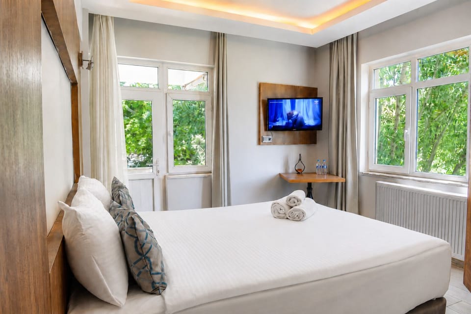 Economy Room, Balcony, Partial Lake View | Living area | LCD TV, table tennis
