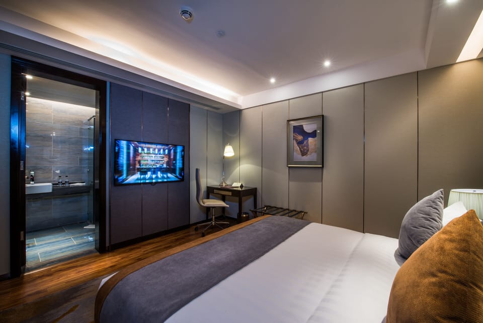 Deluxe Double Room | Minibar, in-room safe, desk, soundproofing