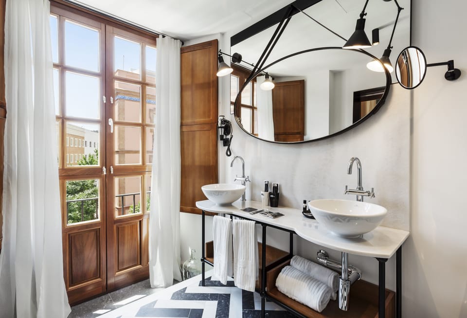 Suite | Bathroom | Free toiletries, hair dryer, towels