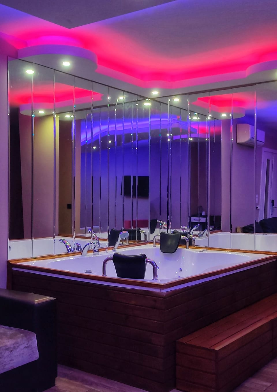 Jakuzili Bahce Kati Deluxe Oda | Bathroom | Shower, free toiletries, hair dryer, slippers