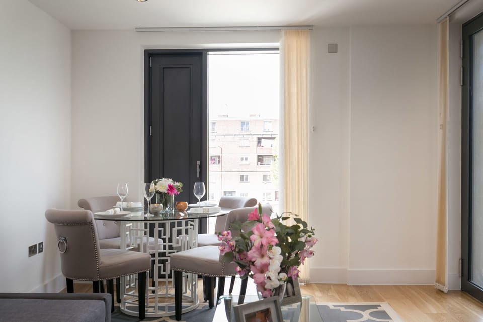 Deluxe One Bedroom Apartment with Balcony | In-room dining