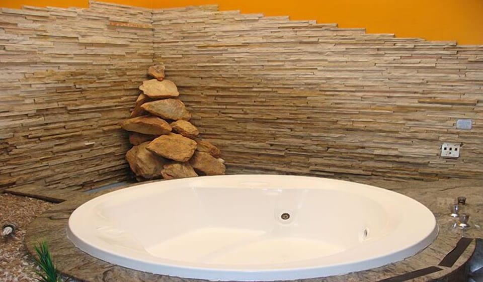 Suite (Solarium) | Jetted tub