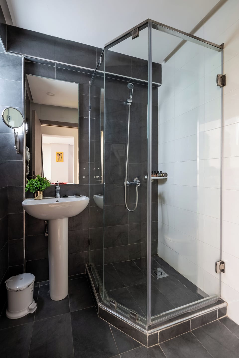 Junior Room, Terrace | Bathroom | Shower, free toiletries, hair dryer, towels
