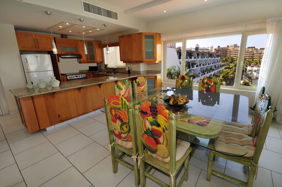 Suite Premium Vista a la Marina. | Private kitchen | Coffee/tea maker, microwave
