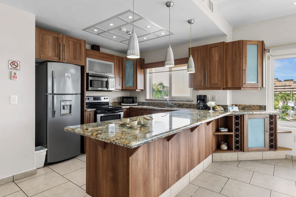 Suite Premium Vista a la Marina. | Private kitchen | Coffee/tea maker, microwave
