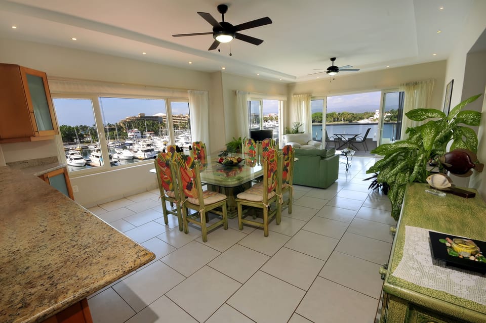 Suite Premium Vista a la Marina. | In-room dining