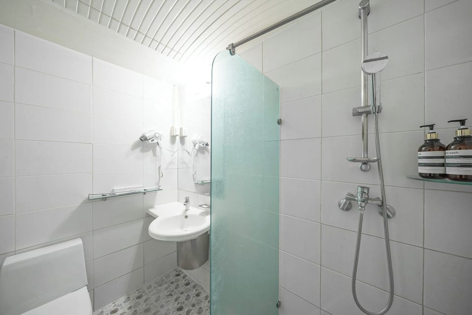 Deep soaking tub, free toiletries, hair dryer, bathrobes