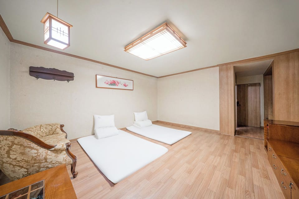 Ondol (Price for 2, additional charge of 10,000 KRW per person) | Minibar, in-room safe, desk, laptop workspace
