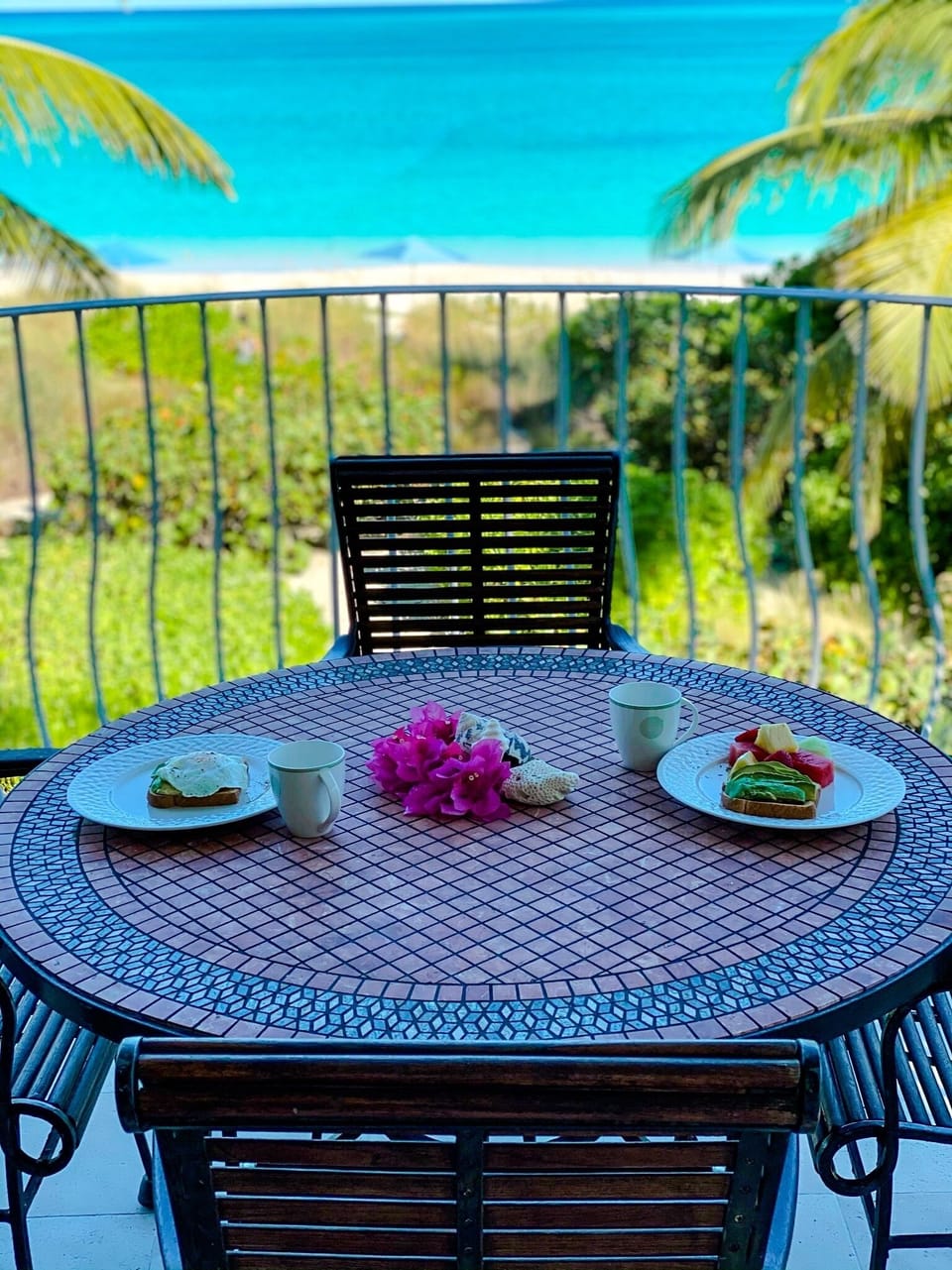 Relaxing meals while overlooking the ocean