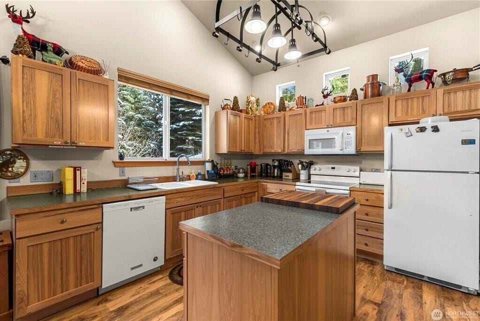 Great kitchen island for any of your culinary needs. 