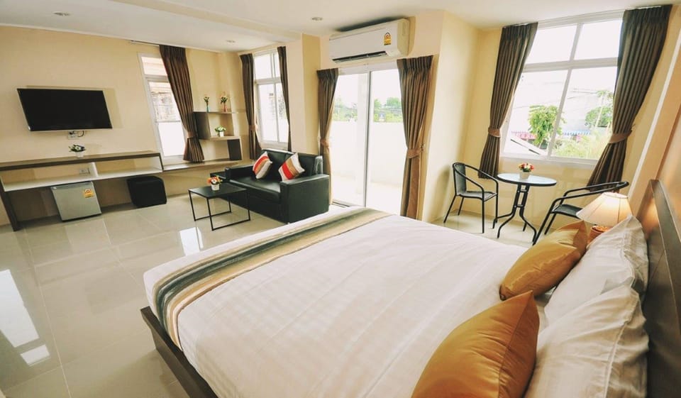 Suite | Minibar, soundproofing, free WiFi, bed sheets