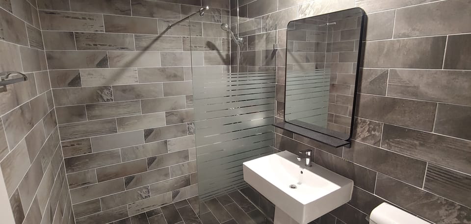 Combined shower/tub, rainfall showerhead, designer toiletries