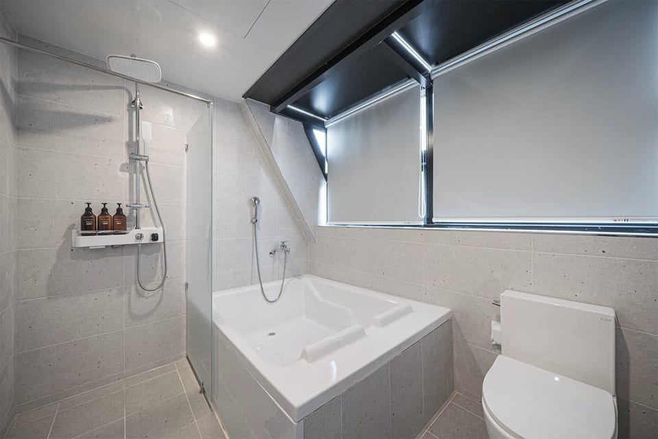 VIP Twin Ocean View Room | Bathroom | Combined shower/tub, rainfall showerhead, designer toiletries