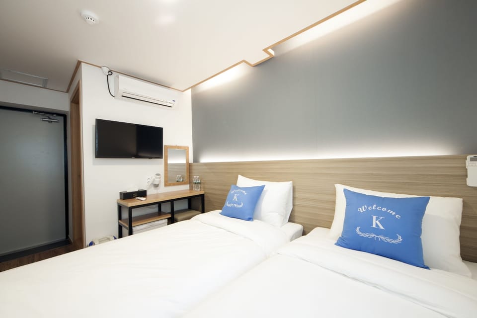 Standard Twin Room | In-room safe, desk, soundproofing, WiFi (free)