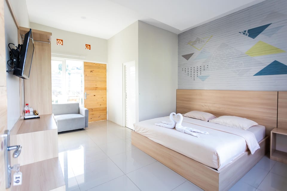 Deluxe Room, 1 King Bed | Desk, free WiFi, bed sheets