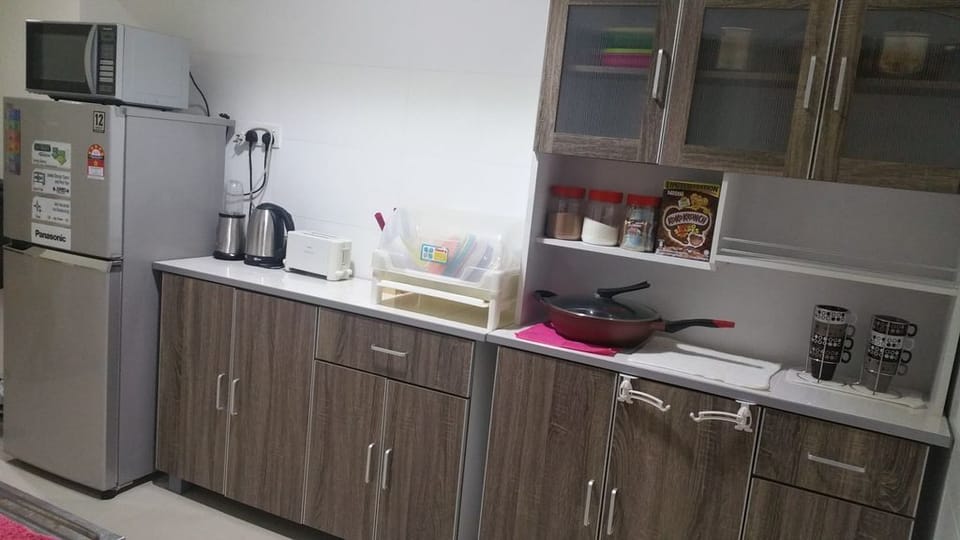 Full-size fridge, microwave, oven, stovetop