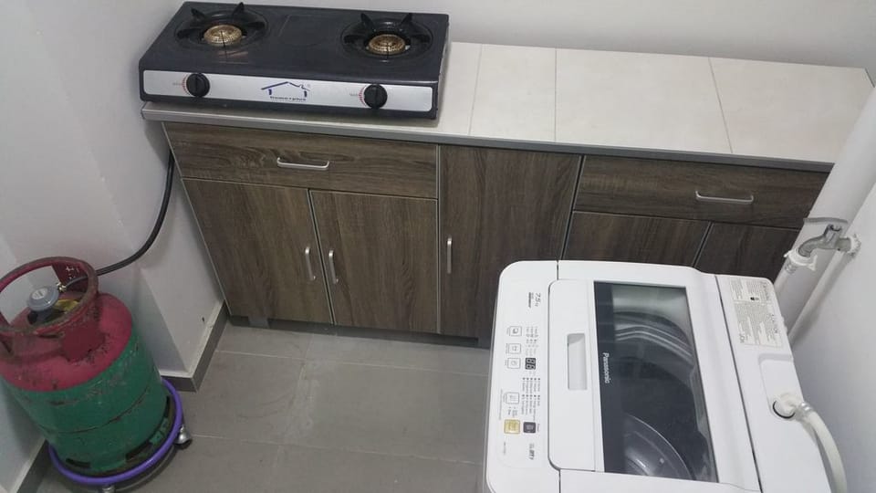 Full-size fridge, microwave, oven, stovetop