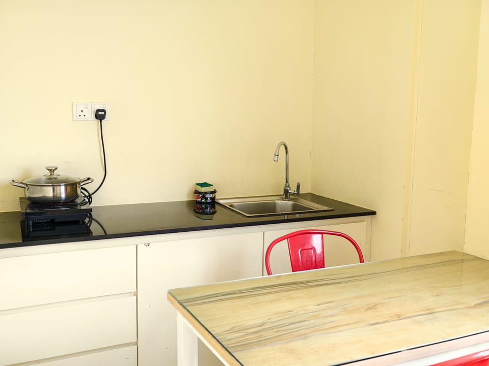 Family Suite (Deluxe) | Premium bedding, desk, iron/ironing board (on request), WiFi (free)