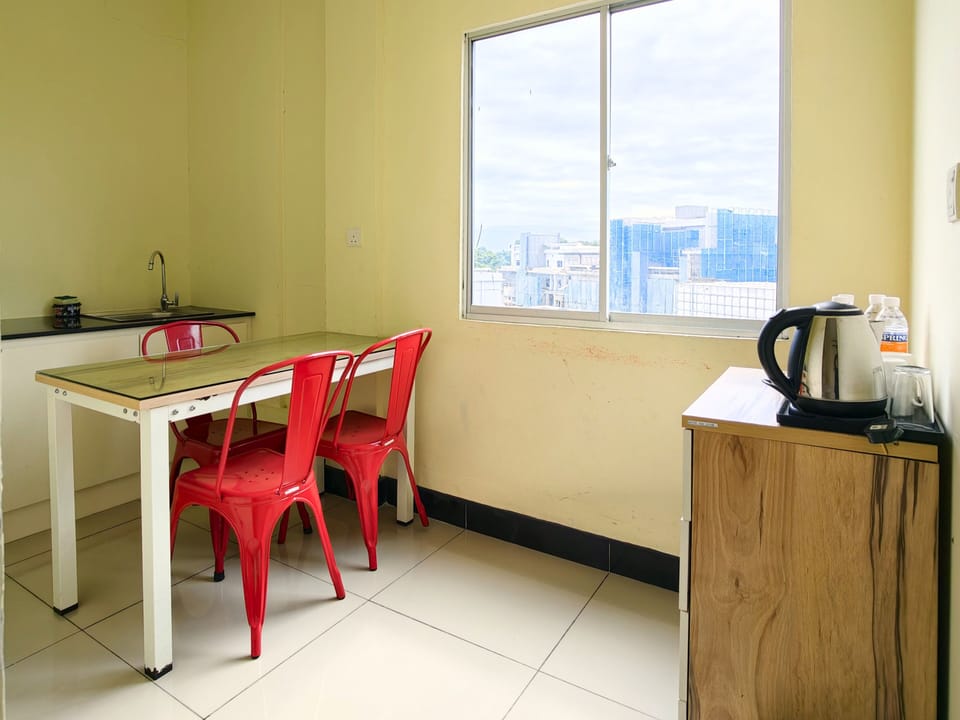 Family Suite (Deluxe) | Premium bedding, desk, iron/ironing board (on request), WiFi (free)