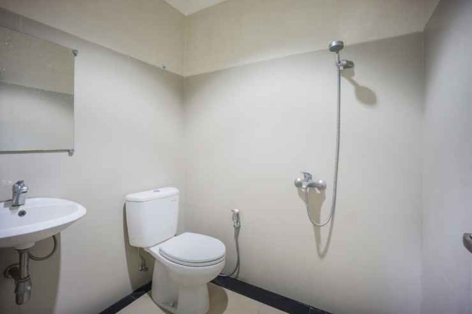 Shower, free toiletries, towels