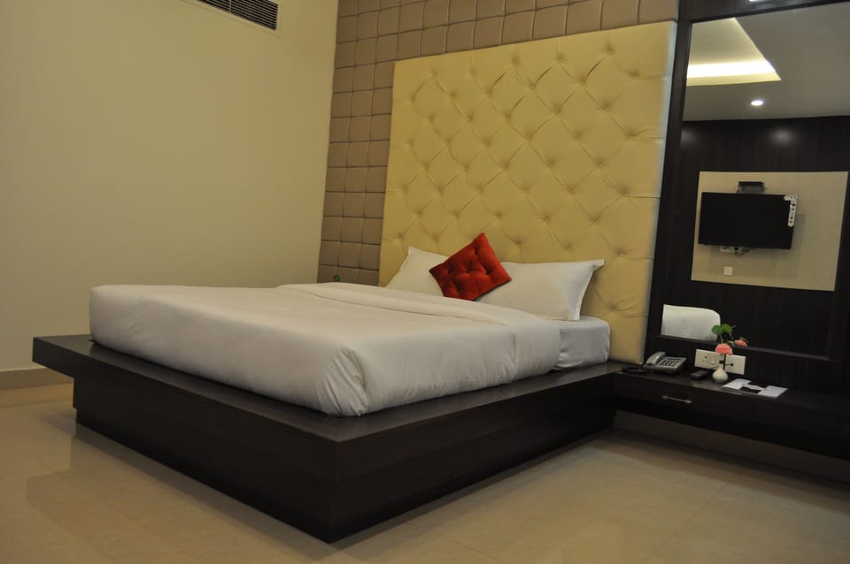 Exclusive Suite | Premium bedding, minibar, rollaway beds