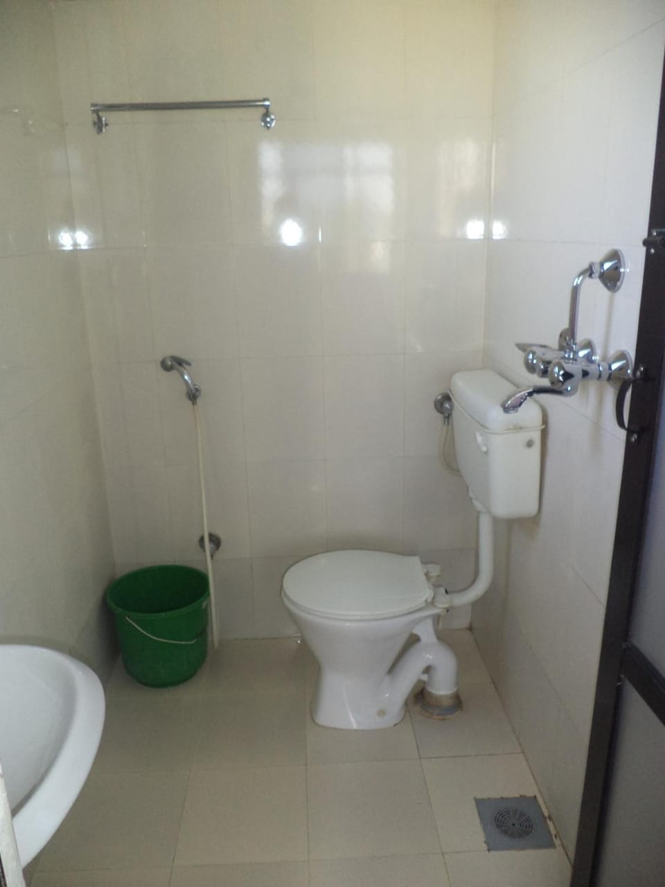 Shower, rainfall showerhead, free toiletries, slippers