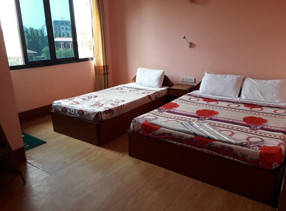 Deluxe Triple Room | Desk, iron/ironing board, free WiFi