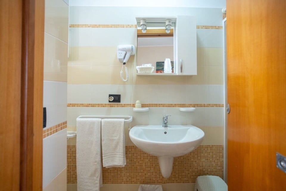 Panoramic Suite, Connecting Rooms, Garden View | Bathroom | Shower, free toiletries, hair dryer, towels
