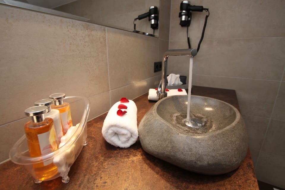 Deluxe Apartment, 1 Bedroom, Patio, Mountain View (excl 130 EUR cleaning fee) | Bathroom | Shower, free toiletries, hair dryer, bathrobes