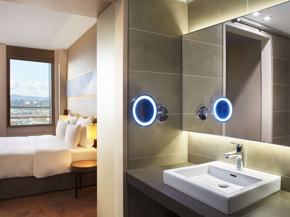 Junior Suite (Panoramic View) | Bathroom | Shower, free toiletries, hair dryer, towels