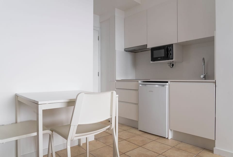 Twin Room, 2 Twin Beds, Kitchenette, Sea View | Private kitchen | Coffee/tea maker, electric kettle