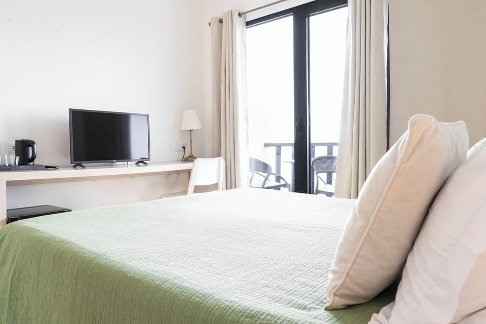 Superior Double Room, Sea View | Desk, soundproofing, free WiFi, bed sheets