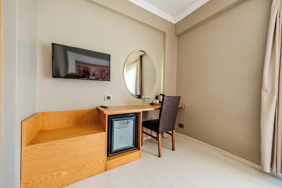 Standard Double or Twin Room, 1 Double Bed | Minibar, in-room safe, desk, laptop workspace