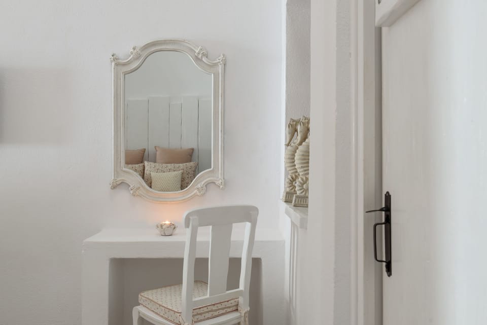 Luxury Suite, Private Pool (King) | Hypo-allergenic bedding, in-room safe, individually decorated