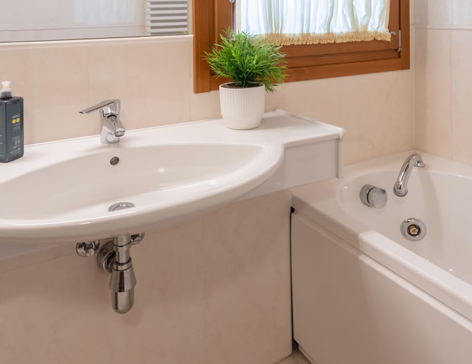 Junior Studio Suite | Bathroom | Free toiletries, bidet, towels