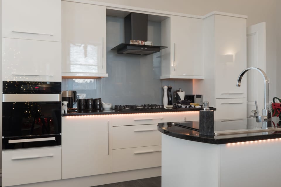 "Platinum" Luxury Apartment Double Bed with Double Walk-in Shower | Private kitchen | Full-size fridge, microwave, oven, stovetop