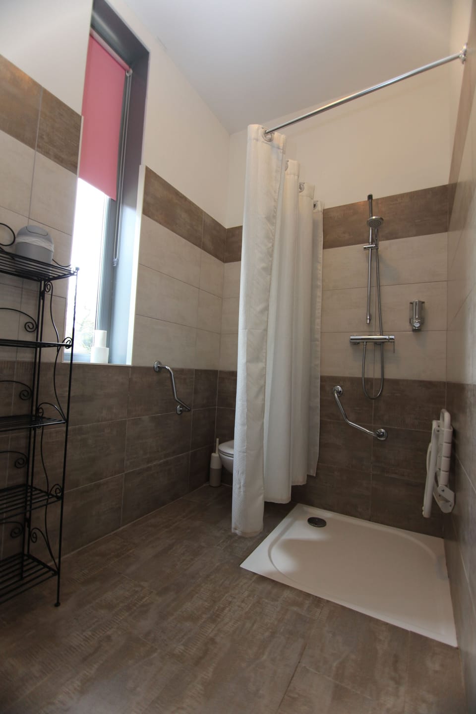 Shower, free toiletries, towels