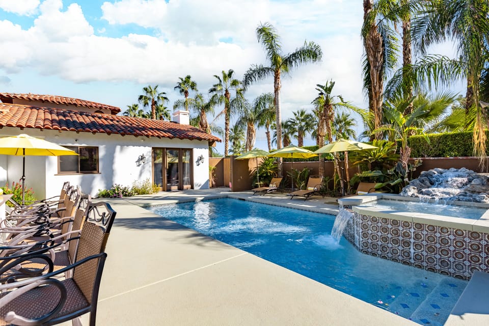 Pool. Jacuzzi. Lounge. BBQ.