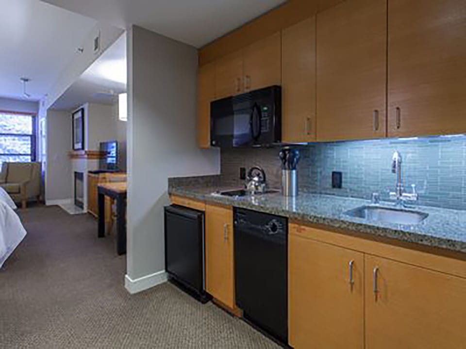  Kitchenette( 2 burner stove, large toaster oven)