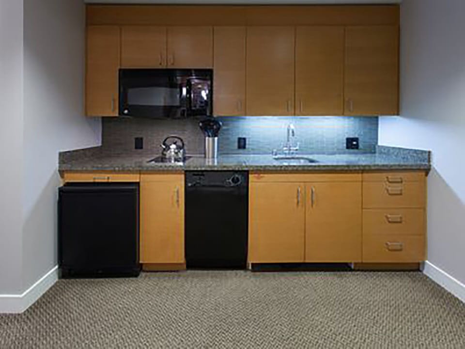  Kitchenette(coffee maker, dishwasher)