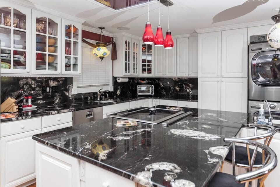 [Kitchen] Fully equipped & stocked kitchen. Induction cooktop & double oven. Reverse osmosis water filter