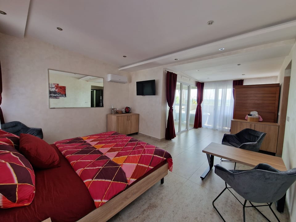 Elite Studio Suite | Blackout drapes, free WiFi, bed sheets